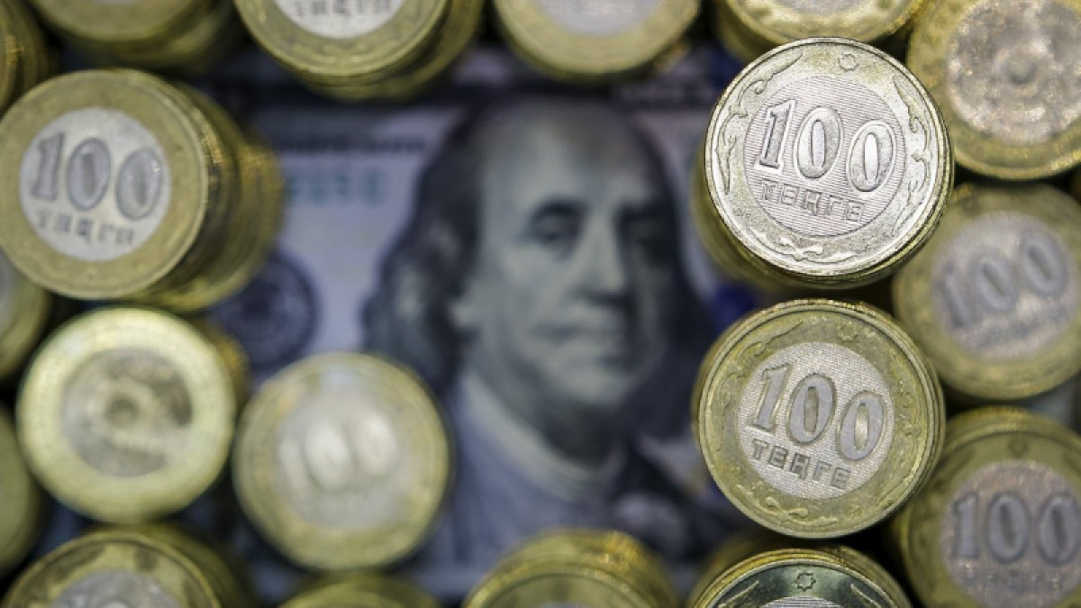 Что будет с курсом тенге к концу года, рассказали в Нацбанке