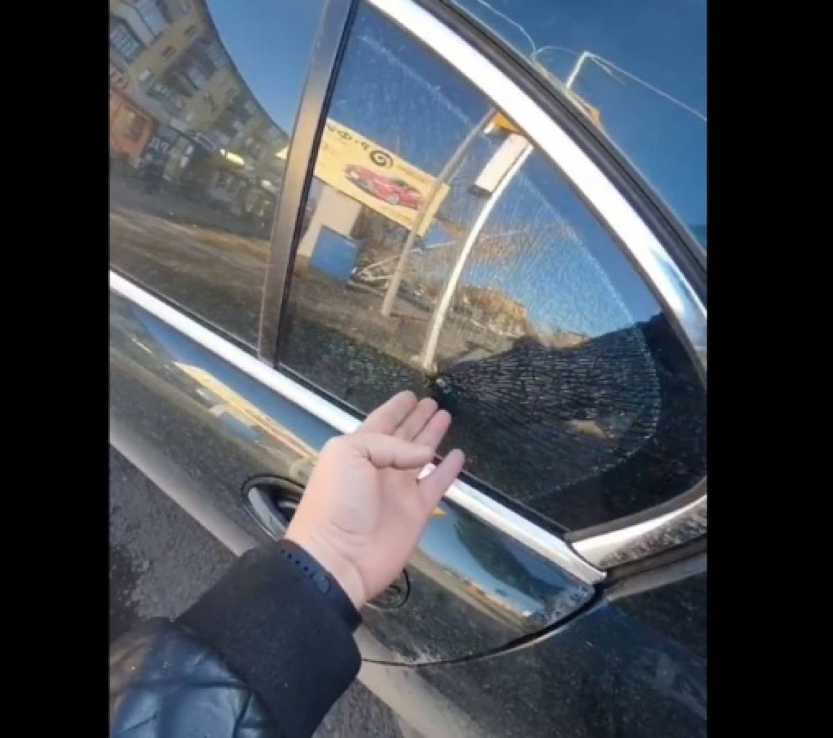 Неизвестный выстрелил в машину карагандинца на проезжей части