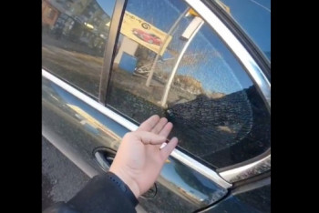 Неизвестный выстрелил в машину карагандинца на проезжей части