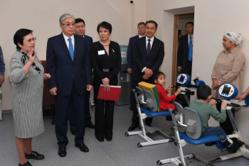 Фотография к новости: Токаев подарил автобус "Ассоциации родителей детей-инвалидов" в Алматы