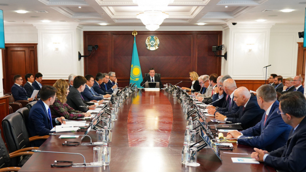 "Создание постоянных рабочих мест должно оставаться приоритетом акиматов и министерств" - Мамин