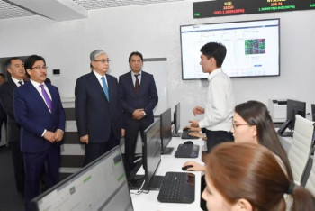 Фотография к новости: Токаев ознакомился с опытом цифровизации КазНУ и поговорил со студентами