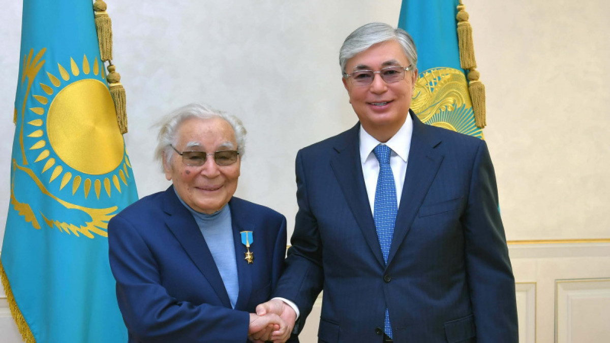 Токаев принял писателя Абдижамила Нурпеисова