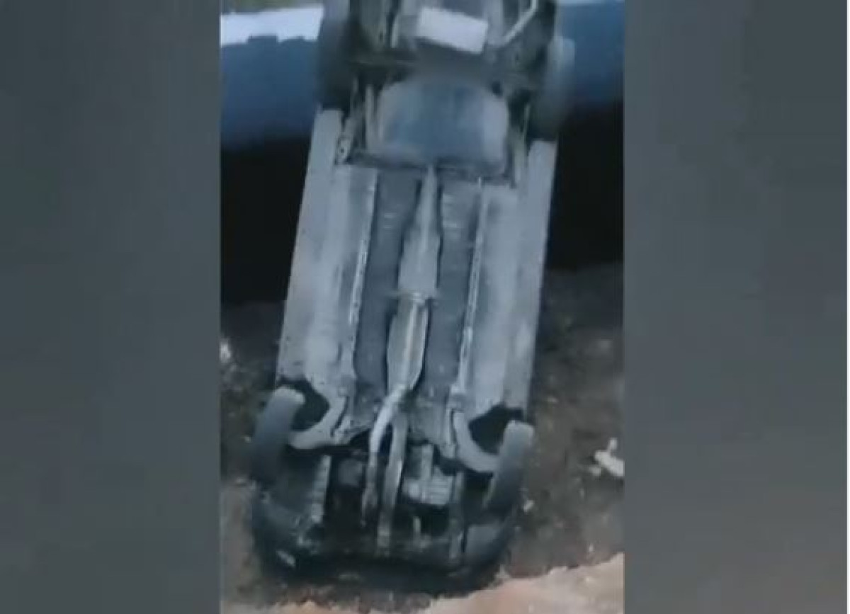 Автомобиль вылетел в котлован на трассе на пути в Кокшетау