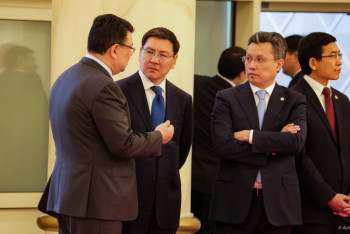 Кто из министров не спит по ночам и отвечает на вопросы граждан