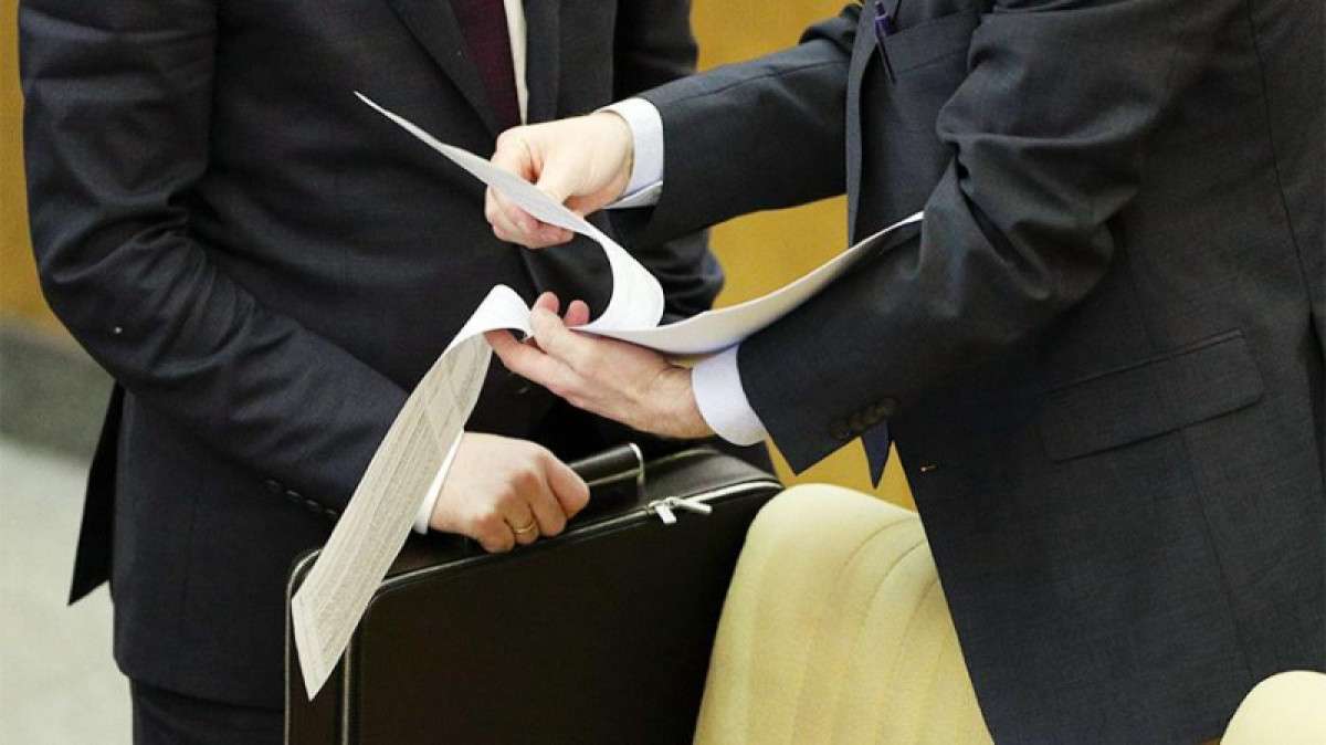 Короткие носки оказались под запретом для казахстанских госслужащих