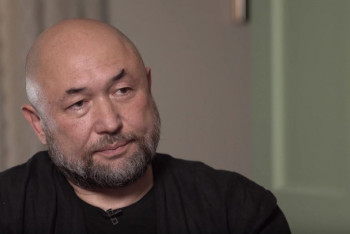 Фотография к новости: Как Дмитрия Медведева сняли в "Елках" - Бекмамбетов раскрыл секрет Дудю