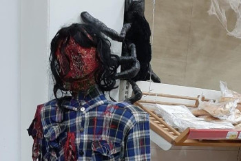 Истерика случилась у ребенка после посещения оформленного окровавленными фигурами торгового дома в Караганде