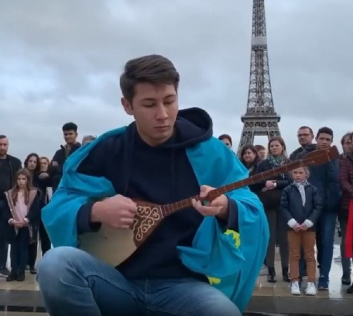 Казахстанец собрал аншлаг игрой на домбре перед Эйфелевой башней 