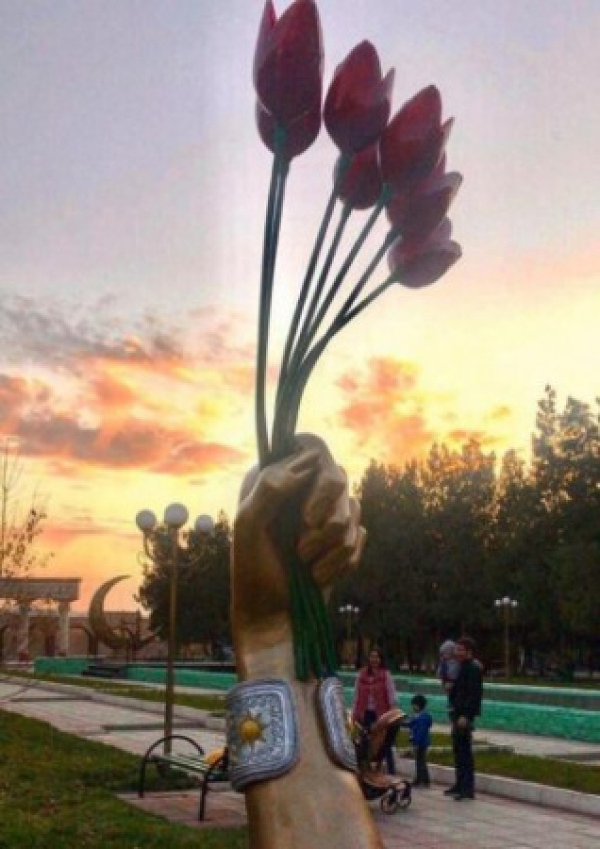 Торчащая из-под земли пятиметровая рука появилась в дендропарке Шымкента