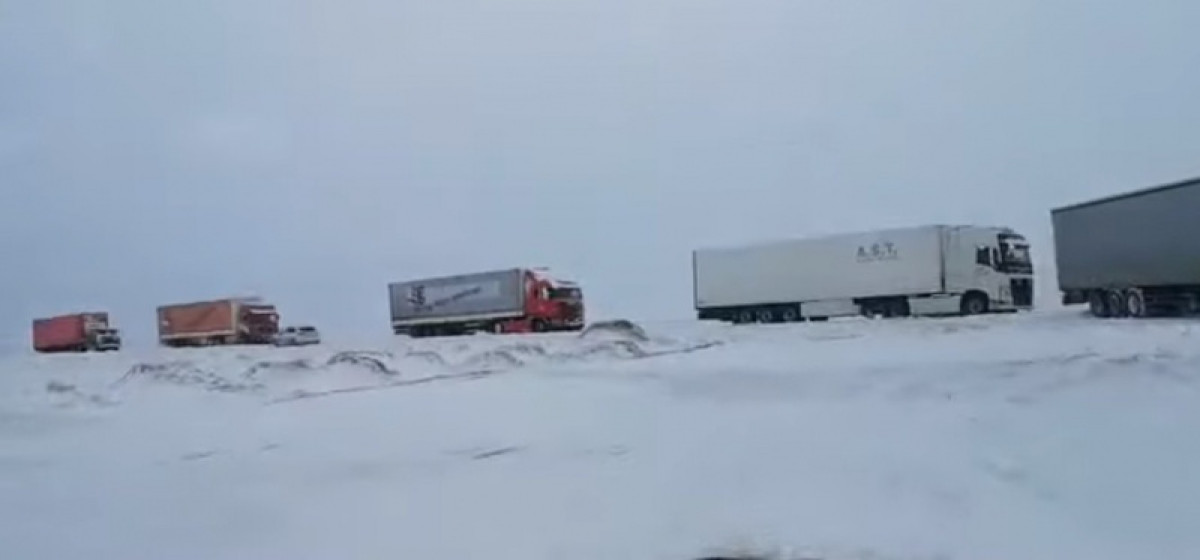 Автомобильный затор из-за снега образовался на трассе в Мангистау