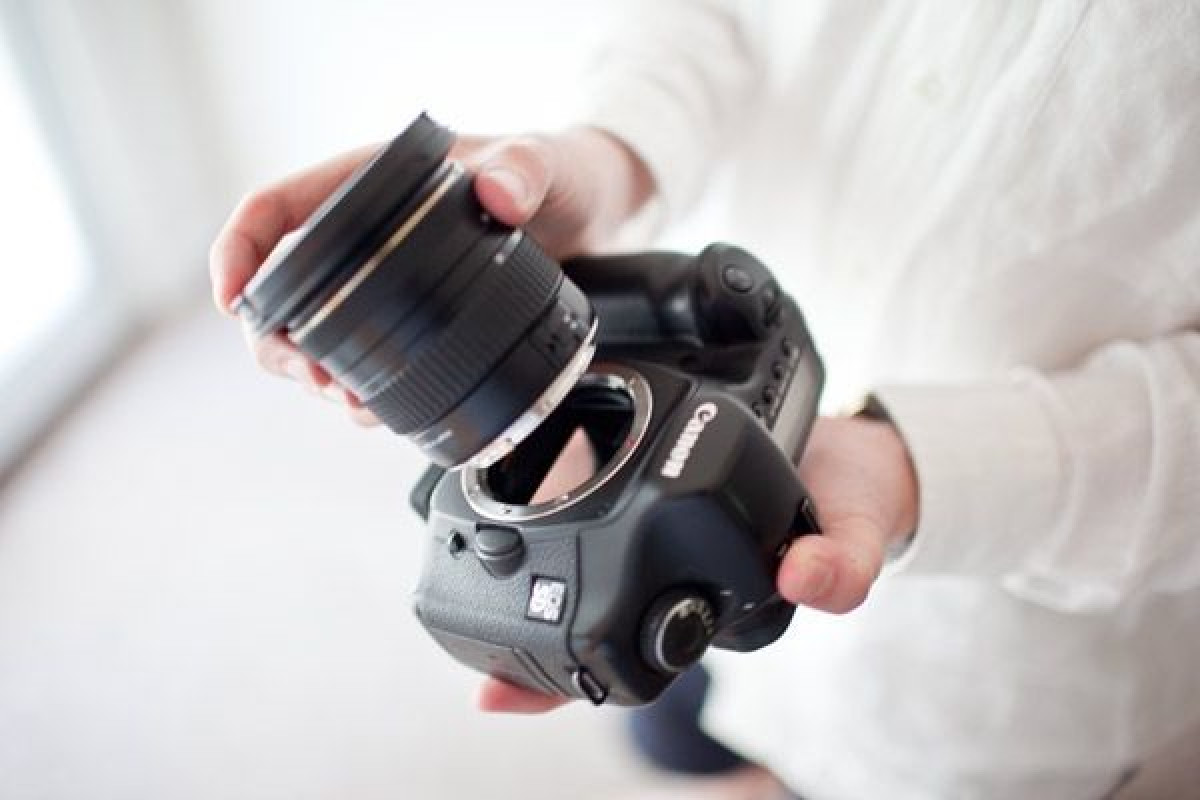 У Canon появился объектив, который всасывает воздух и удаляет пыль