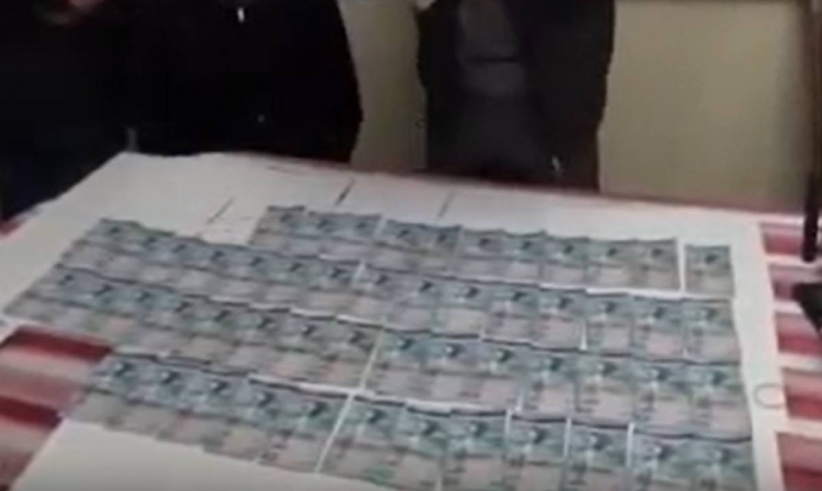 В получении взяток подозревают двух чиновников из Шымкента