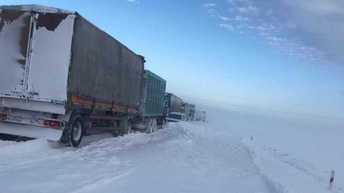 Около 200 авто вызволяют из снежного плена в Актюбинской области 