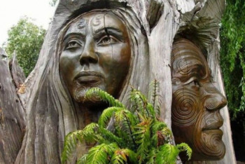 Маншук Маметова по-европейски, или Как делают скульптуры из дерева в других странах 