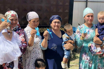 Волонтеры строят дома для многодетных матерей в Алматинской области 