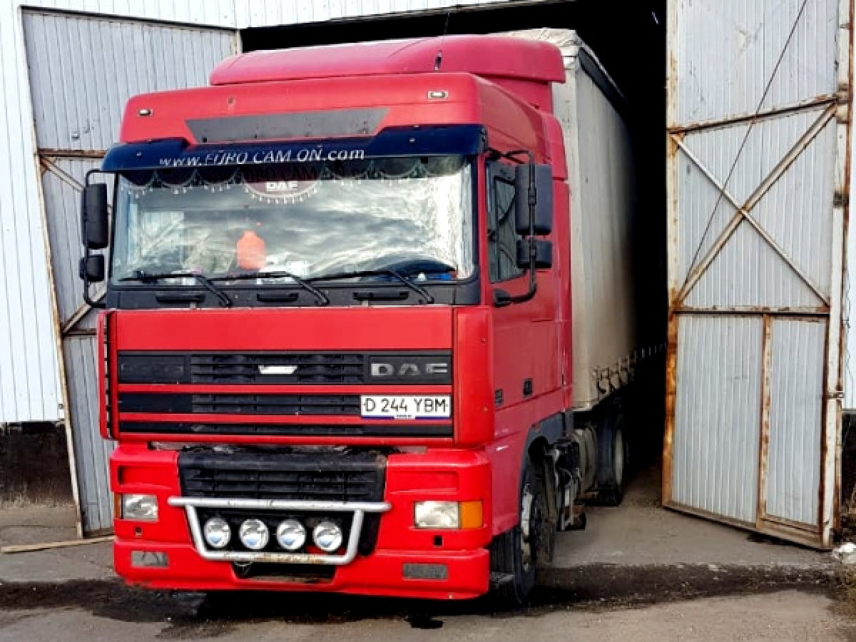 Более полутонны черной икры пытались вывезти из Казахстана в Россию