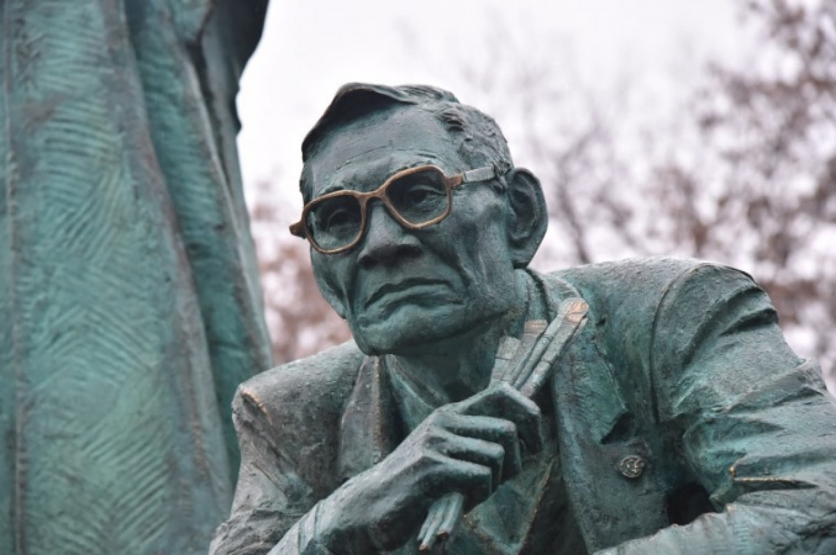 Памятник художнику-казаху Амангельды Шакенову установили в Омске 