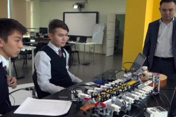 Фотография к новости: Играющего на домбре робота создали школьники в Семее 