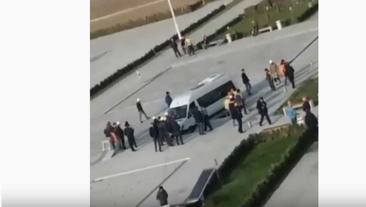 Минивэн разрушил пешеходную плитку у строящегося фонтана в Туркестане