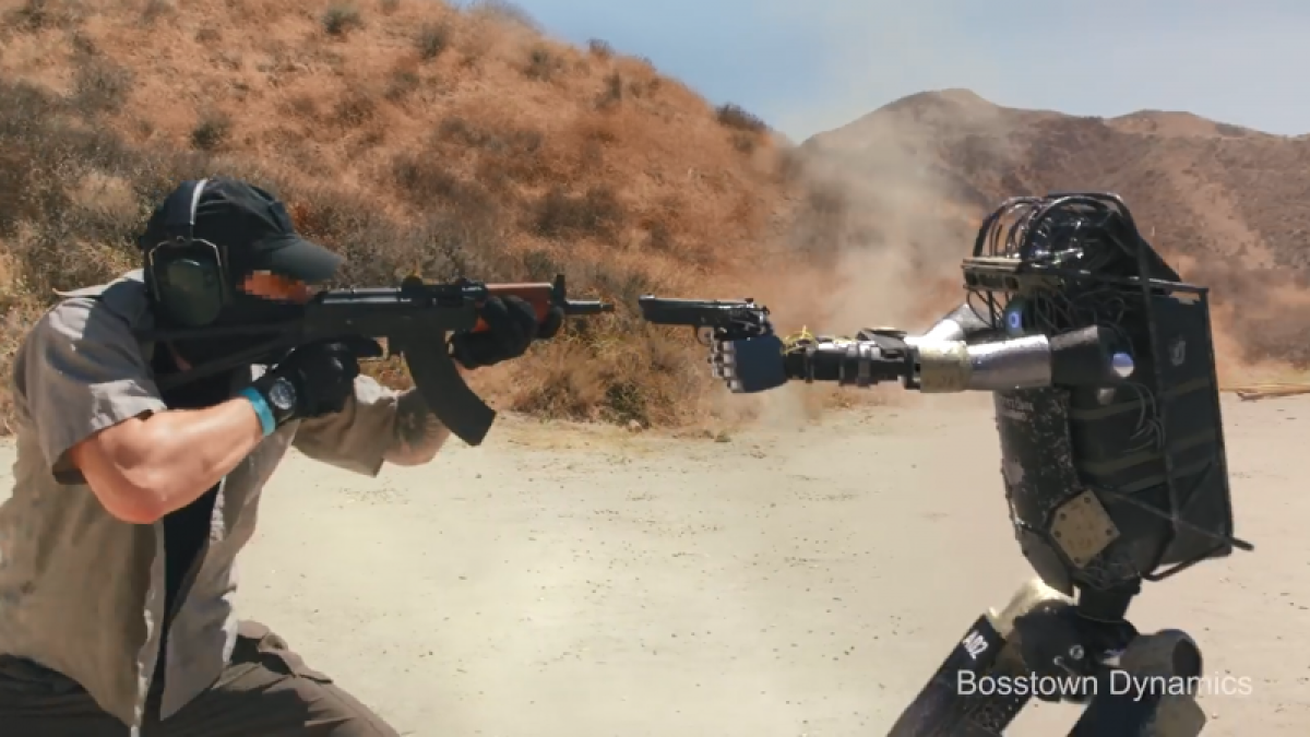 Суперсолдат-робот спасает своего "собрата" и убегает от хозяев - новое видео становится популярным в сети