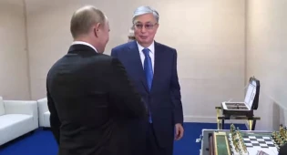 Путин подарил Токаеву мраморные шахматы с позолотой