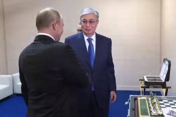 Фотография к новости: Путин подарил Токаеву мраморные шахматы с позолотой