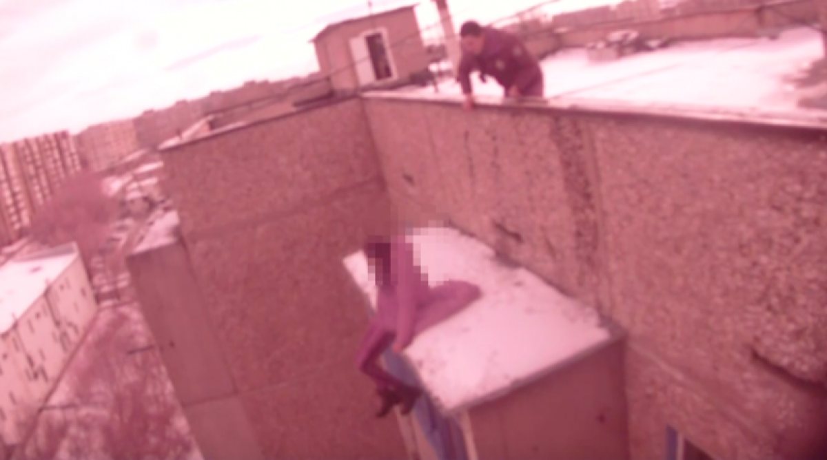 Девушка пыталась свести счеты с жизнью в Караганде: видео с полицейского жетона