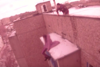 Фотография к новости: Девушка пыталась свести счеты с жизнью в Караганде: видео с полицейского жетона