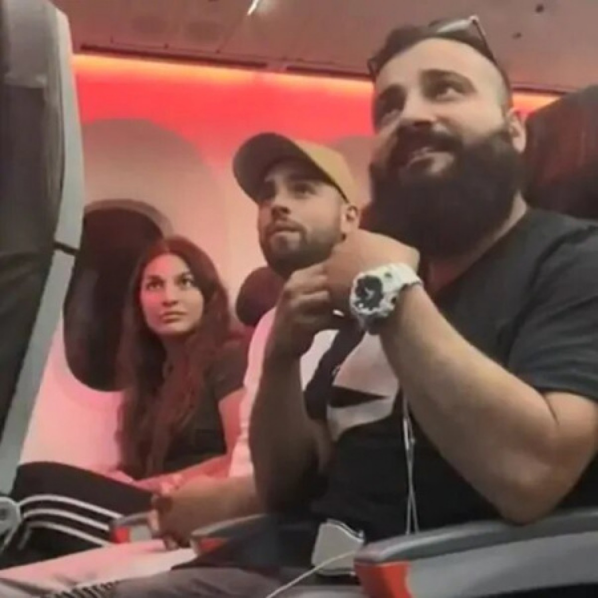 22 пассажира пожаловались на авиакомпанию Jetstar, что их сняли с рейса из-за внешности