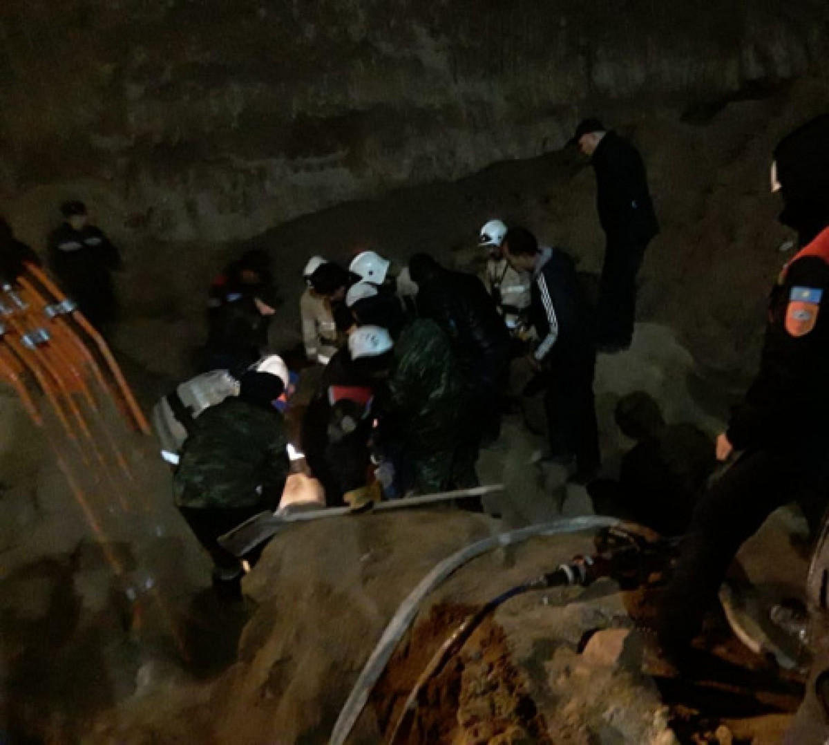 Рабочих во время рытья котлована завалило грунтом в Шымкенте, есть погибшие