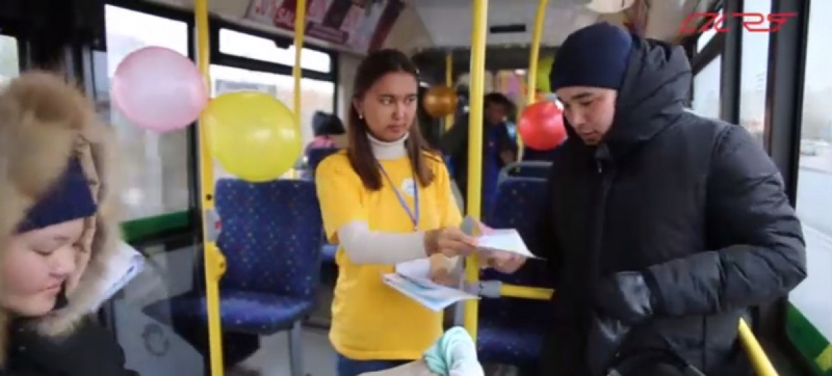 Викторину прямо в автобусах устроили для пассажиров в Нур-Султане