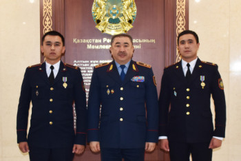 Фотография к новости: Глава МВД наградил полицейских, спасших девушку от суицида в Караганде 