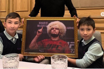 Фотография к новости: Хабиб подарил свой портрет казахстанскому "Нику Вуйчичу" Али Турганбекову