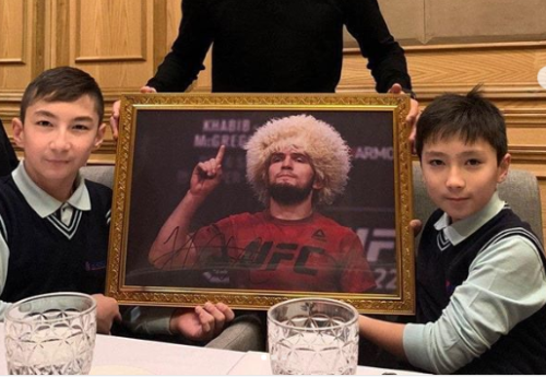 Фотография к новости: Хабиб подарил свой портрет казахстанскому "Нику Вуйчичу" Али Турганбекову
