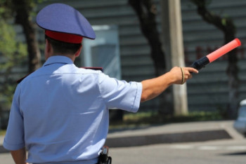 Фотография к новости: Полицейского-регулировщика сбили на дороге в Павлодаре 