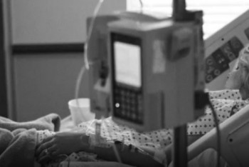 Скончалась женщина, которую в Нур-Султане муж облил бензином и поджег