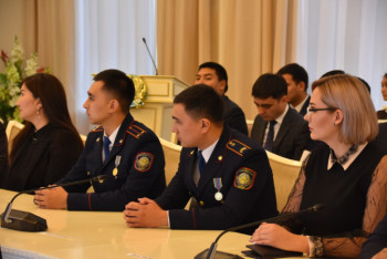 "Не было времени бояться" - снявшие девушку с крыши девятиэтажки в Караганде полицейские рассказали о ее спасении