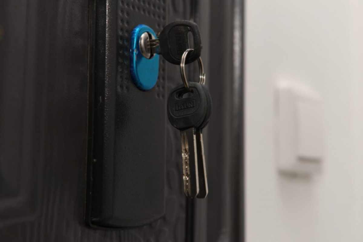 Годовалый ребёнок захлопнул дверь и остался дома один в Нур-Султане