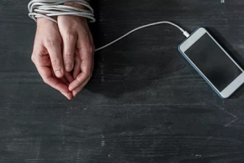 Фотография к новости: Китаец всю ночь играл на смартфоне, а утром обнаружил, что ослеп