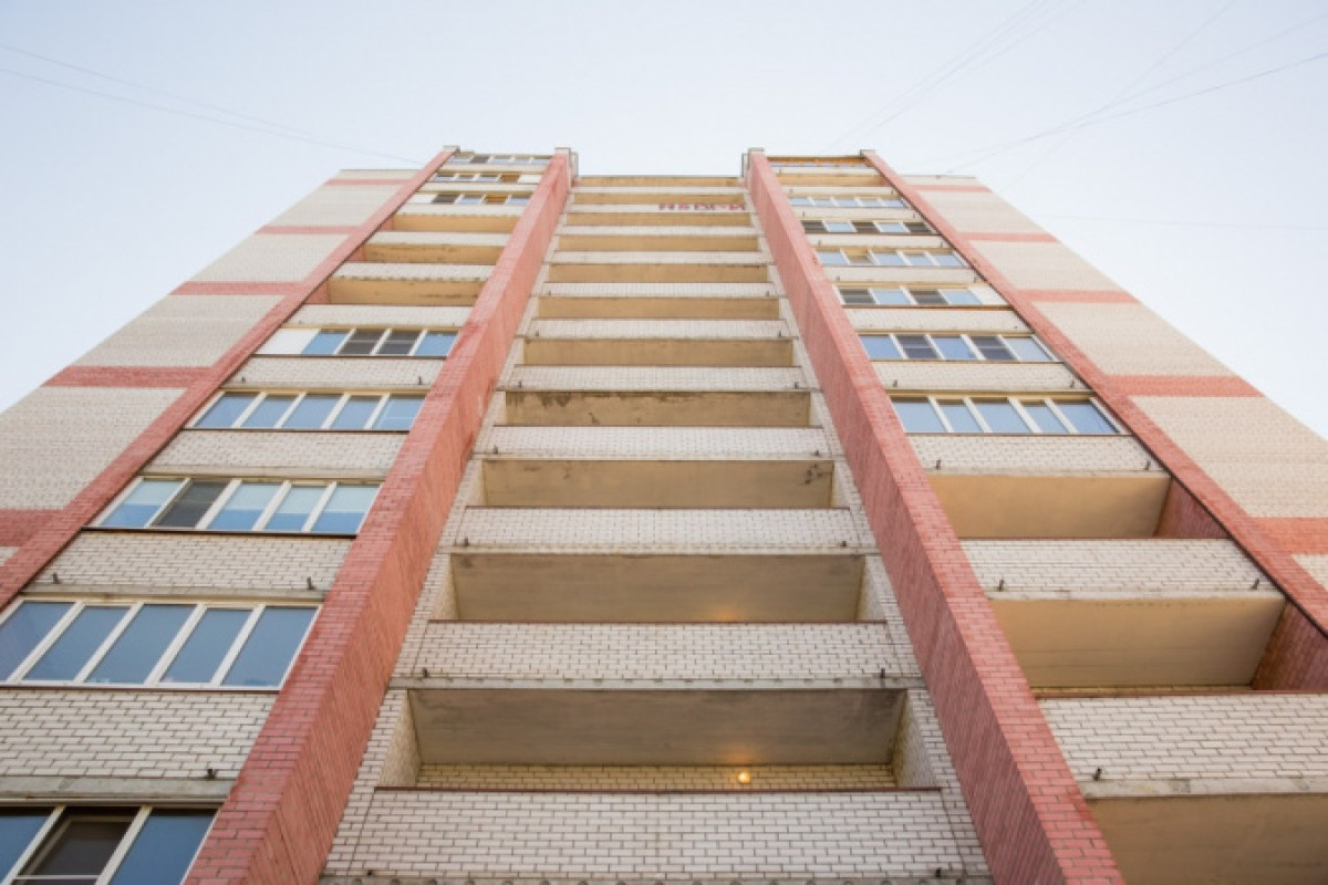 Военный врач погранслужбы КНБ выпал с 12 этажа в Нур-Султане