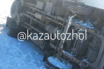 Фотография к новости: Микроавтобус и грузовик "поцеловались" и перевернулись на Карагандинской трассе, есть пострадавшие