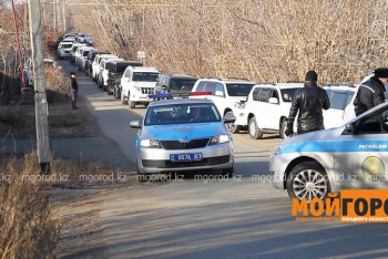 Фотография к новости: Мужчина катался в сопровождении 60 арендованных джипов в Уральске