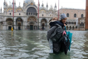 Фотография к новости: Венеция готовится к новым приливам