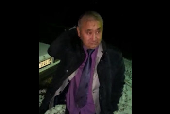 Мужчина, похожий на сельского акима в СКО, пьяным въехал в забор у дома местного жителя