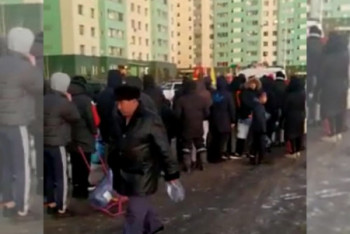 Фотография к новости: Огромные очереди за питьевой водой скопились в левобережье Нур-Султана 