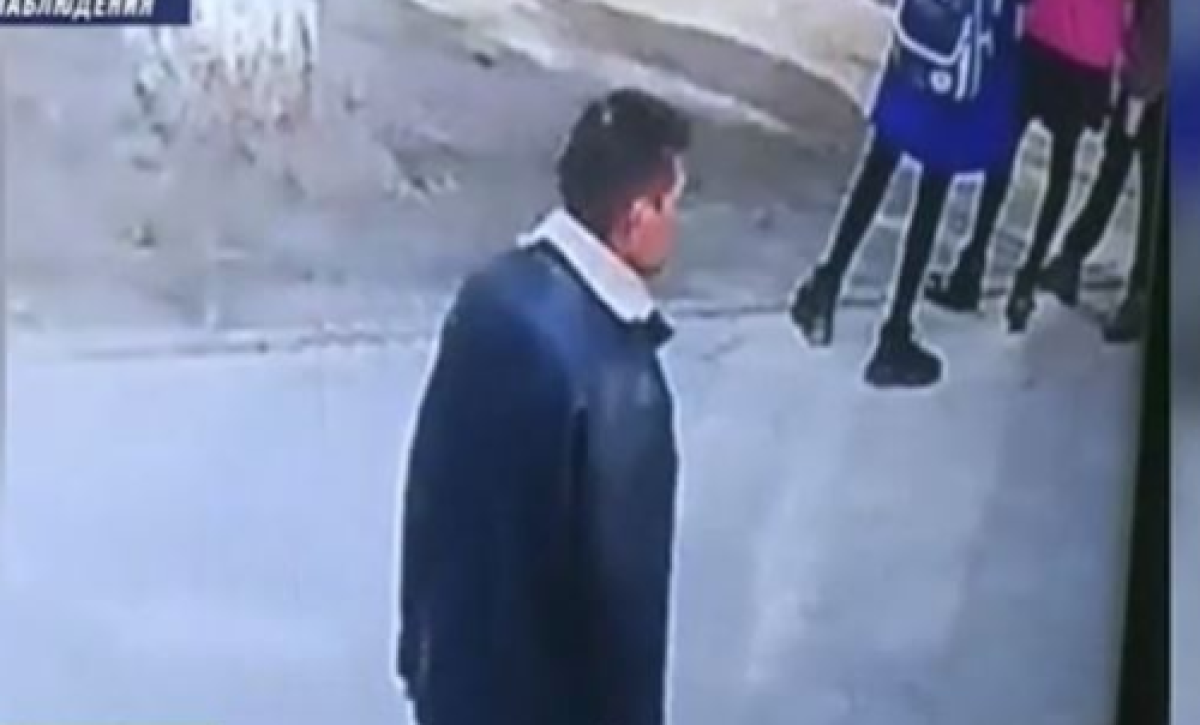 Педофил под прицелами камер долго выбирал жертву в школе Тараза
