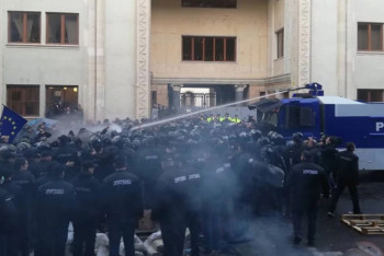 Фотография к новости: Протестующих разогнали водометами в Грузии