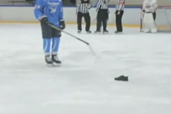 Фотография к новости: Проиграв спор, павлодарец бросил ботинок на лед во время хоккейного матча