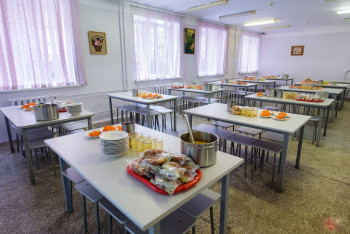 Троих учеников госпитализировали после обеда в школьной столовой в Темиртау